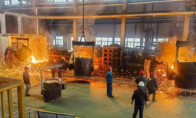Operación de fundición de hierro: vertido de metal fundido para piezas industriales resistentes al desgaste