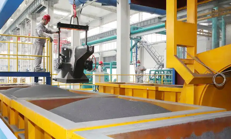 Puente grúa que manipula piezas de metal forjado: taller de producción inteligente de 11000㎡ de Zhengwo